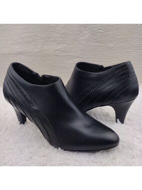 Eva & Zoe Evelyn Black Faux Leather Pointed-Toe Mid Heel Side Zip Bootie Shoe